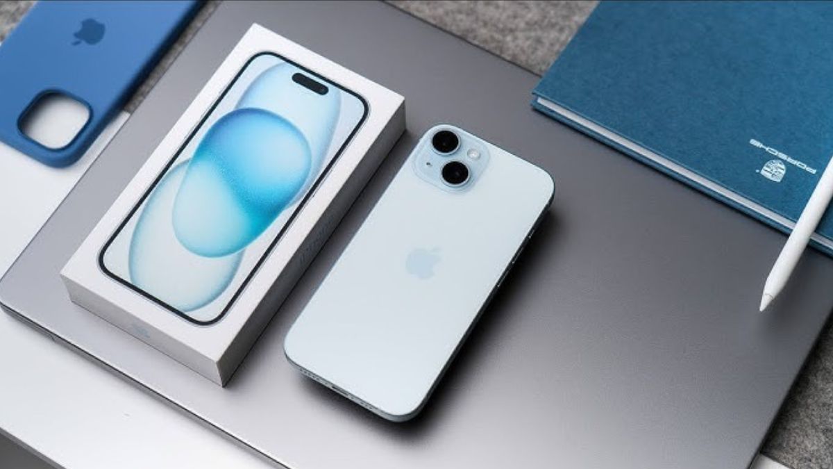 Pin và sạc của iPhone 15 màu xanh