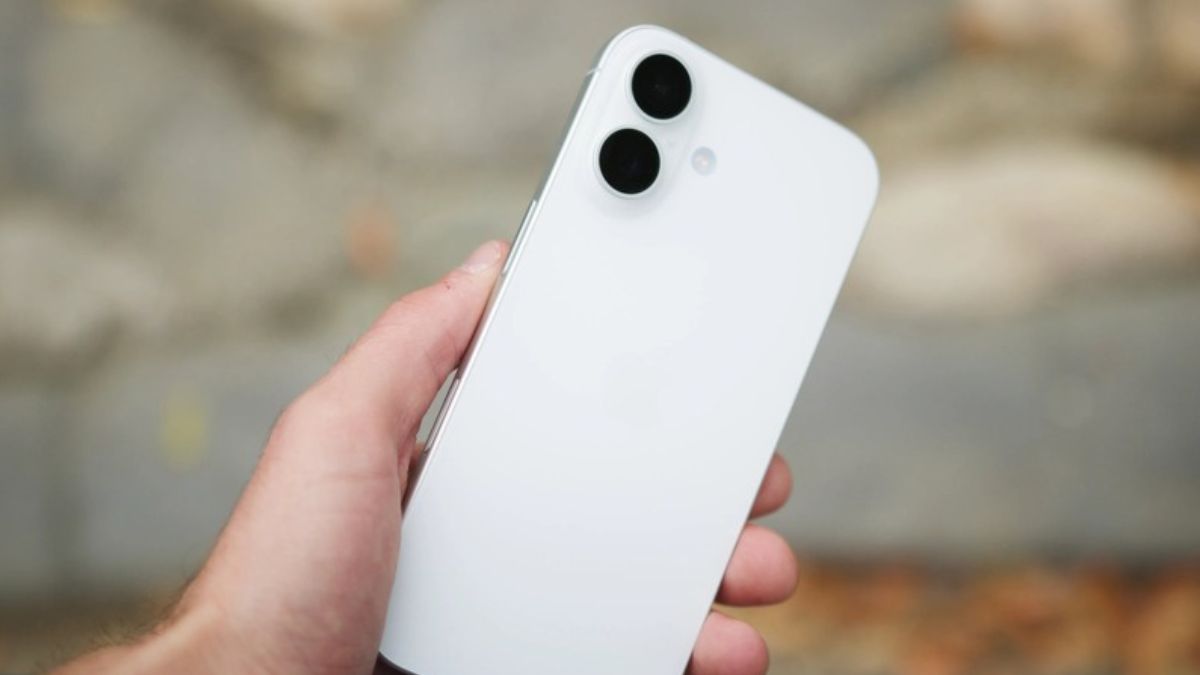 Cận cảnh thiết kế iPhone 16 màu trắng