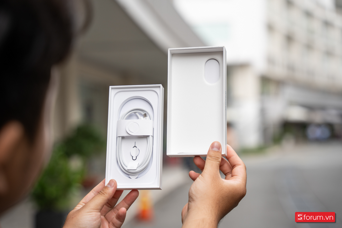 Pin và sạc của iPhone 16 màu trắng