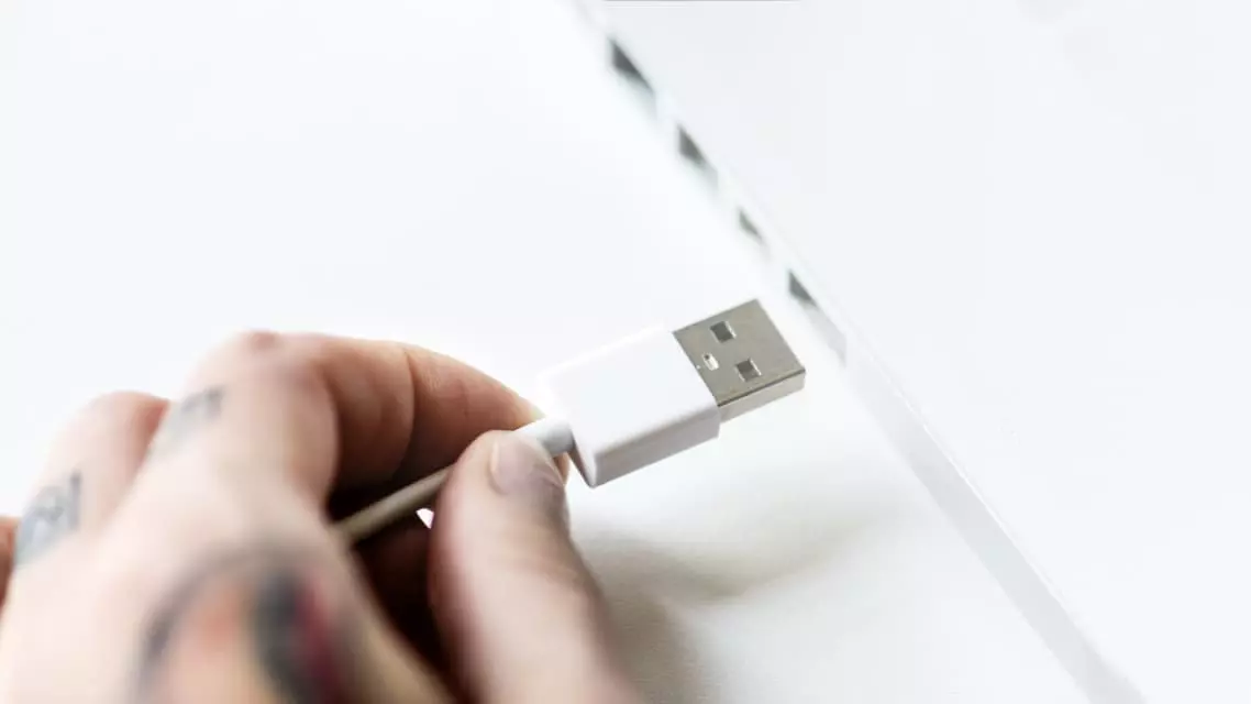 Kiểm tra cáp kết nối màn hình để khắc phục lỗi màn hình macbook bị giật bước 1