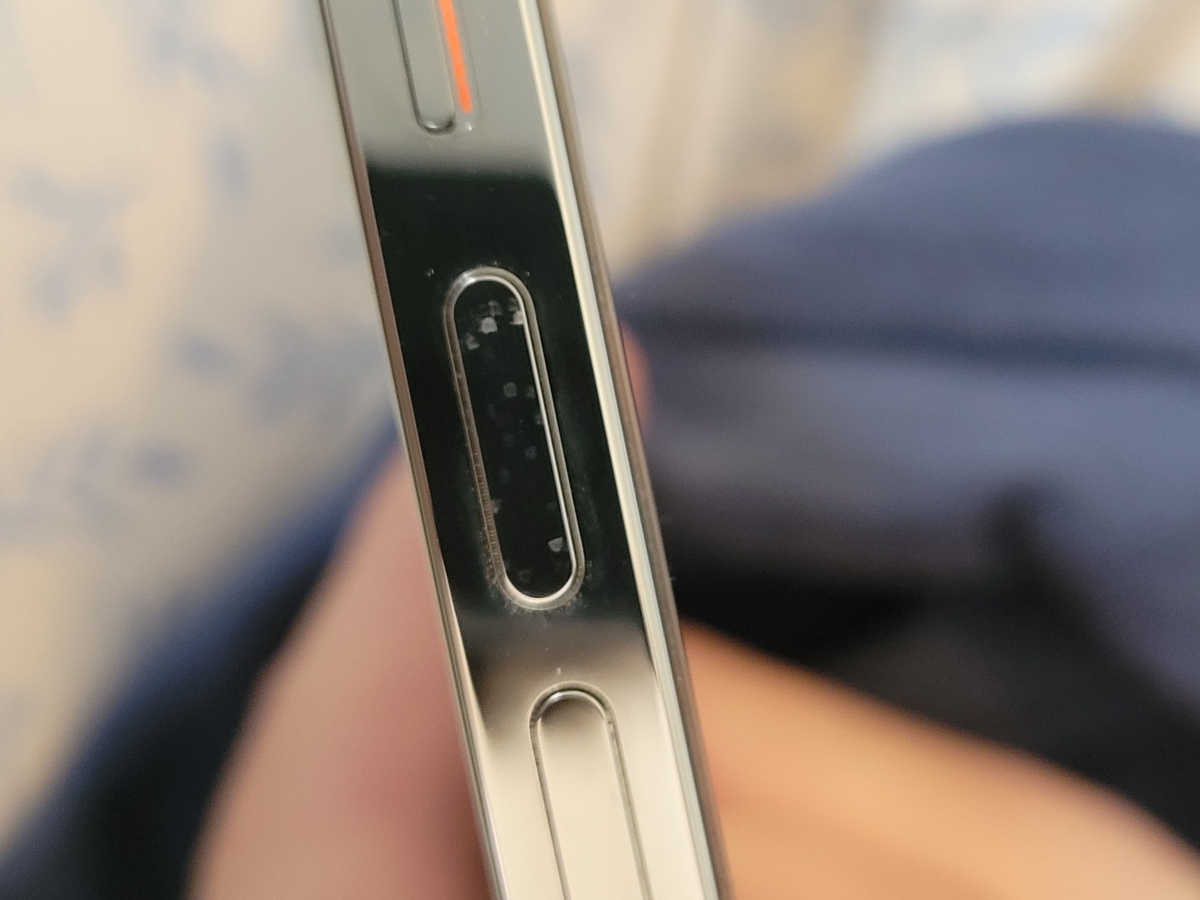Loại bỏ bụi bẩn xung quanh nút âm lượng iPhone