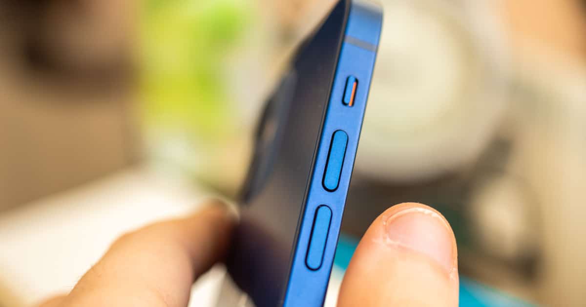 Bụi bẩn là nguyên nhân gây ra tình trạng iphone không bấm được