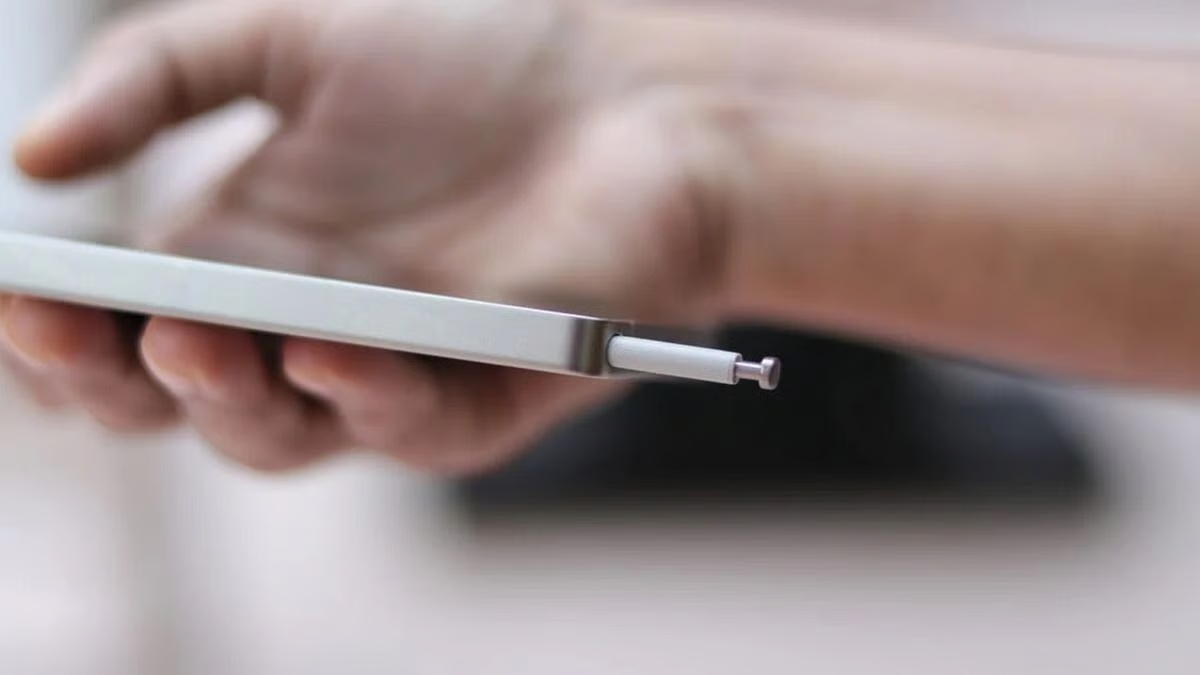 Vị trí khe cắm bút trên thân máy