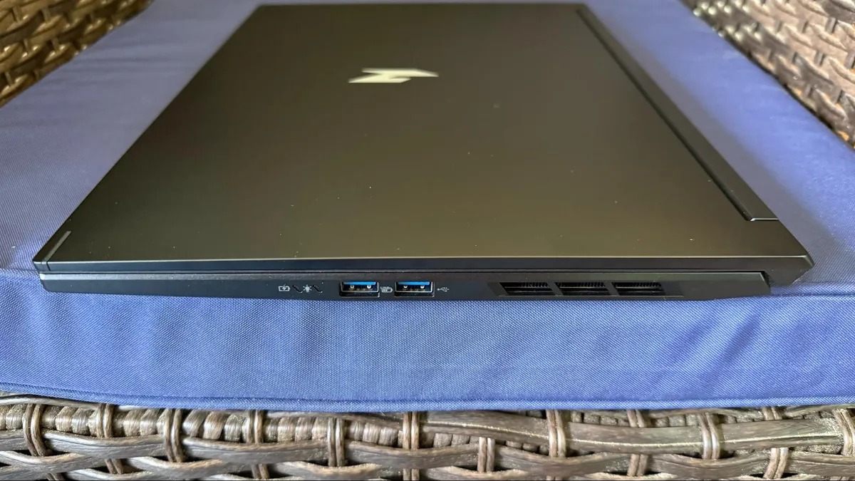 Đánh giá Acer Nitro V 16S AI thiết kế