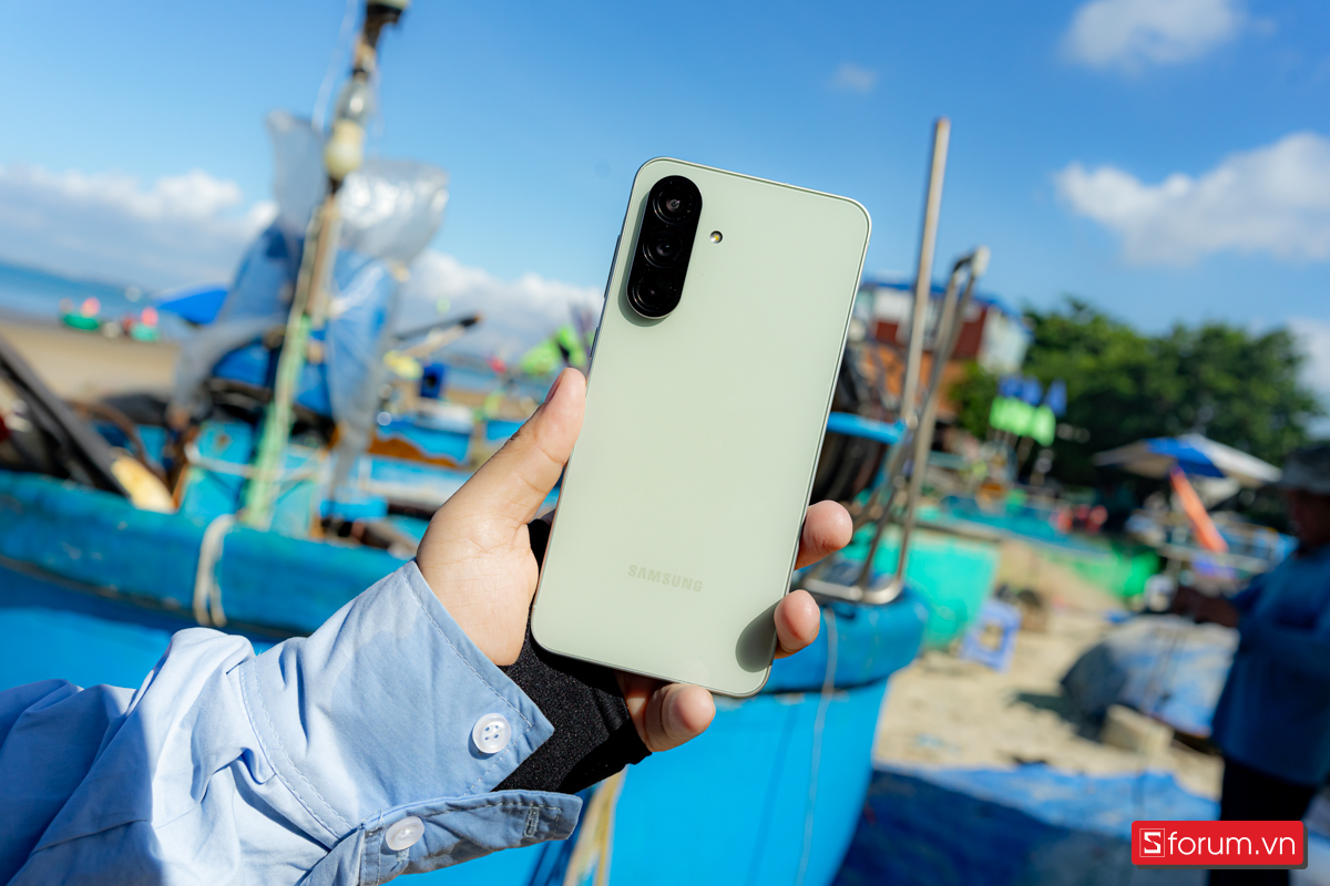 So sánh Xiaomi Redmi Note 15 5G vs Samsung A56 về thiết kế