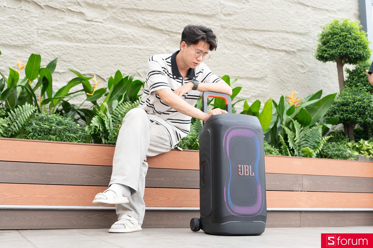 Trên tay JBL PartyBox Stage 330 - pin