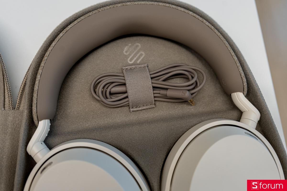 Trên tay Sennheiser MOMENTUM 5 về phụ kiện