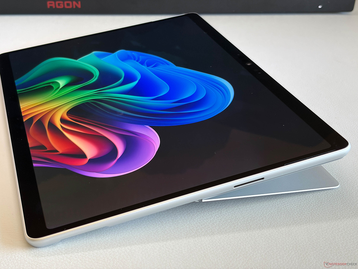 Đánh giá Surface Pro OLED 2026 về màn hình