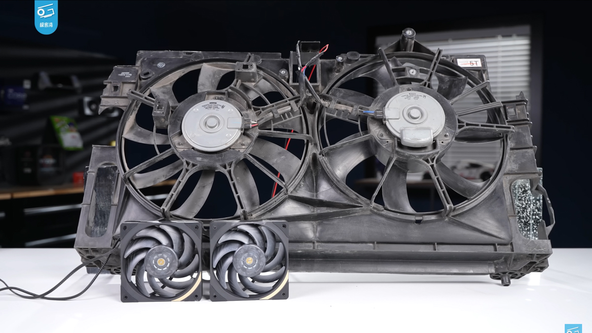 Hai chiếc quạt Toyota Highlander đặt cạnh 2 fan máy tính thông thường