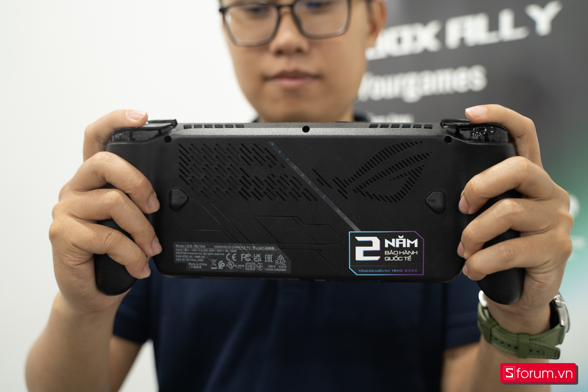 Trên tay máy cầm tay chơi game ROG Xbox Ally X