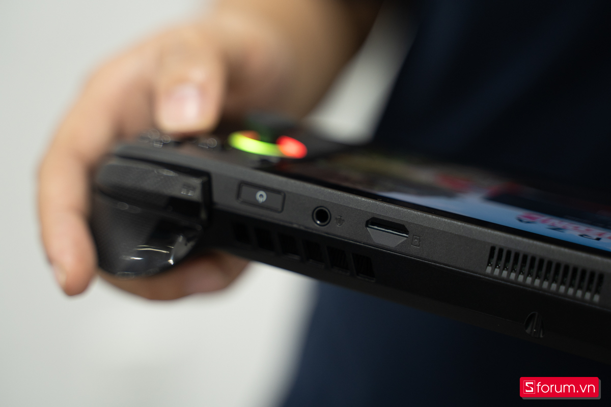Trên tay máy cầm tay chơi game ROG Xbox Ally X