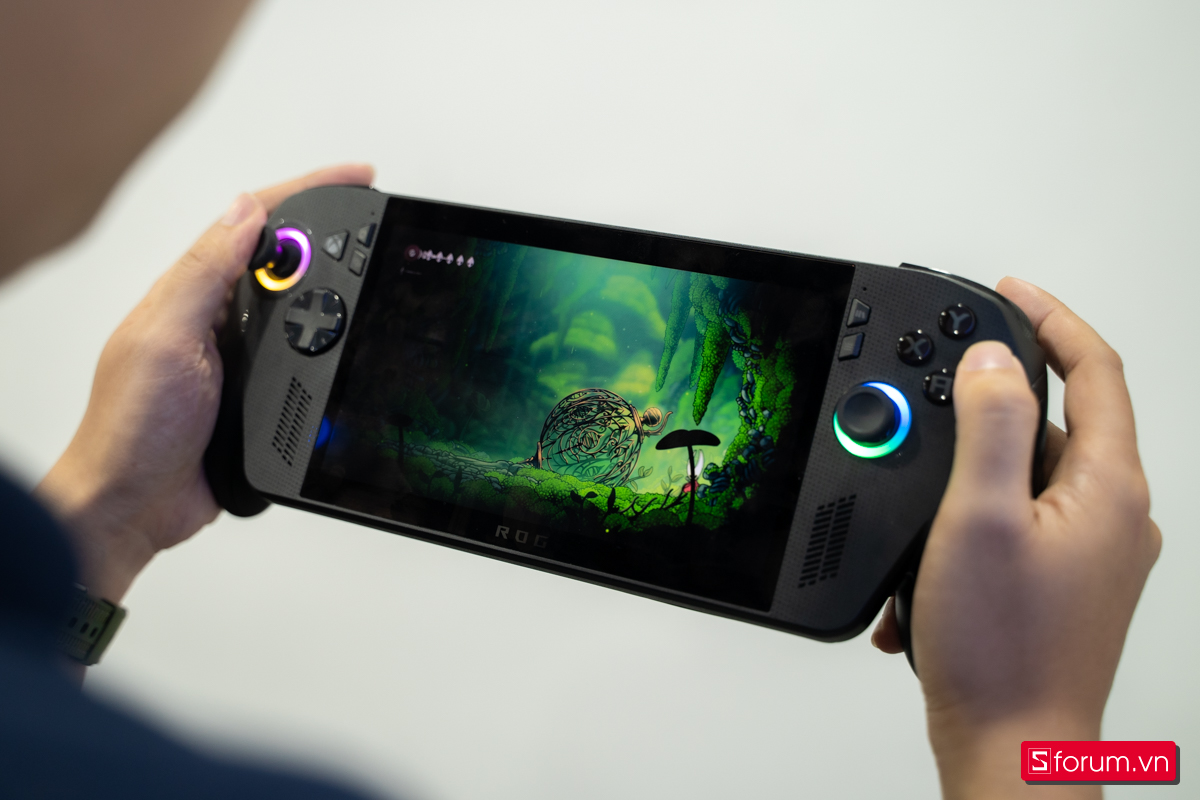 Trên tay máy cầm tay chơi game ROG Xbox Ally X