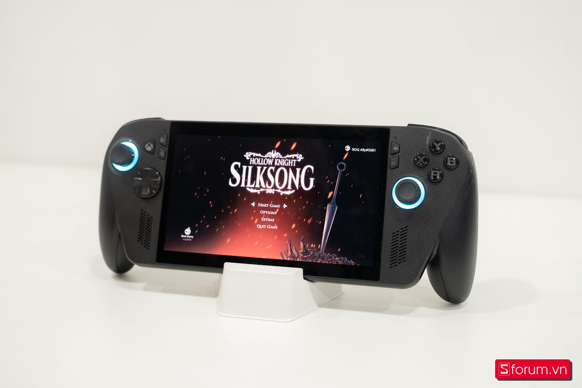 Trên tay máy cầm tay chơi game ROG Xbox Ally X