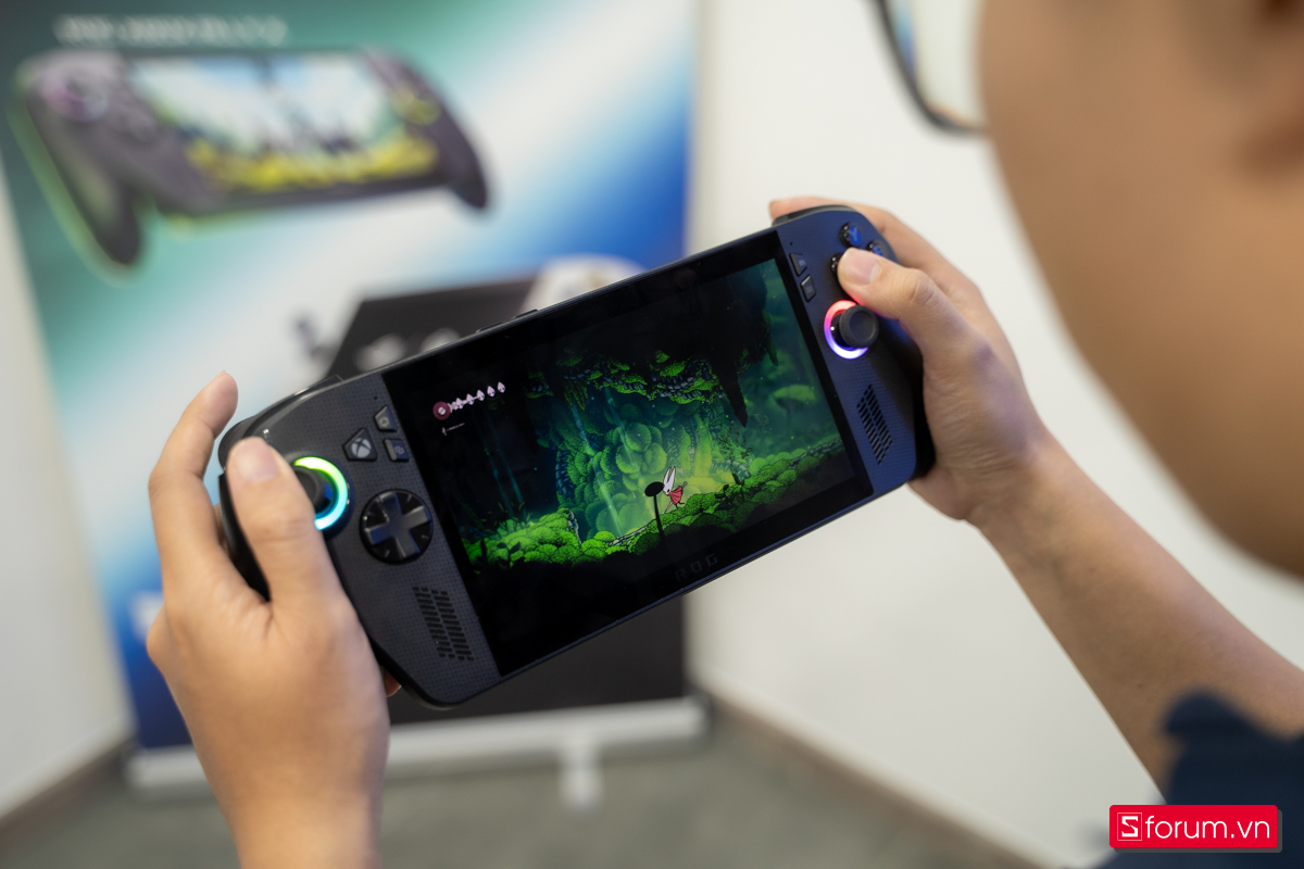 Trên tay máy cầm tay chơi game ROG Xbox Ally X