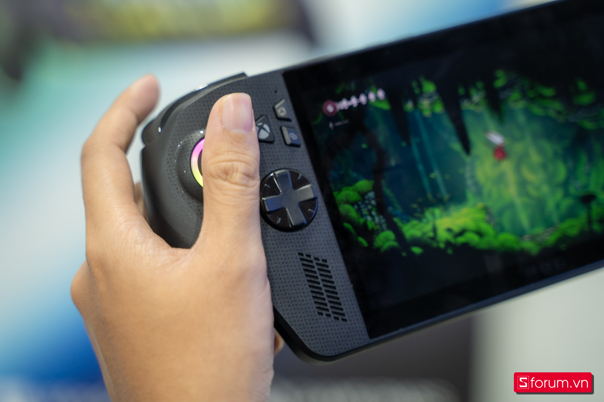 Trên tay máy cầm tay chơi game ROG Xbox Ally X
