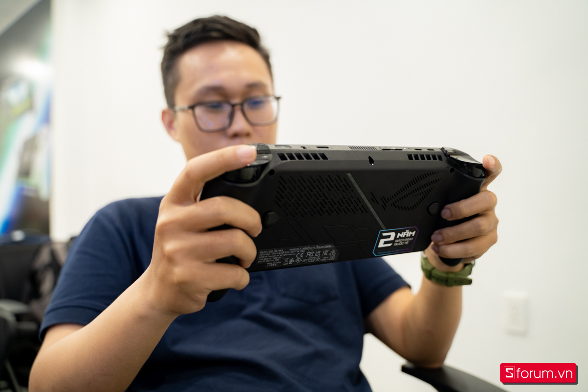 Trên tay máy cầm tay chơi game ROG Xbox Ally X