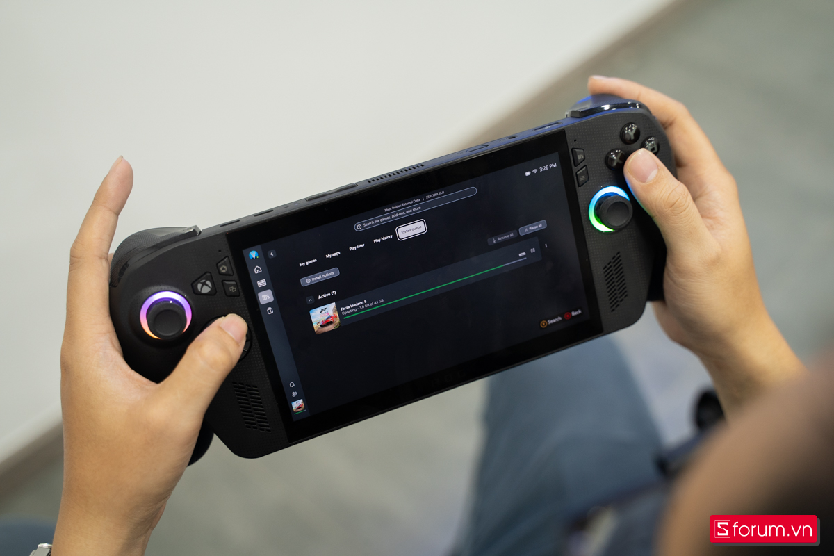 Trên tay máy cầm tay chơi game ROG Xbox Ally X
