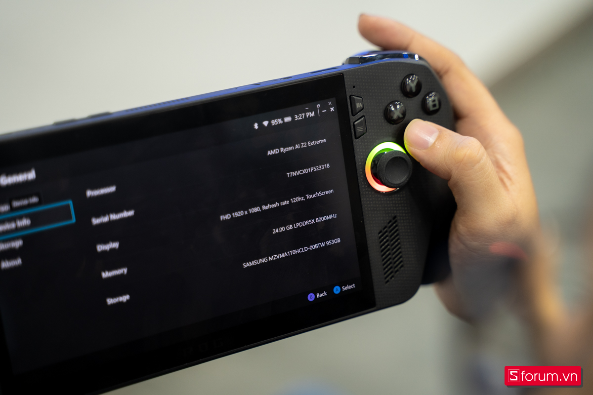 Trên tay máy cầm tay chơi game ROG Xbox Ally X
