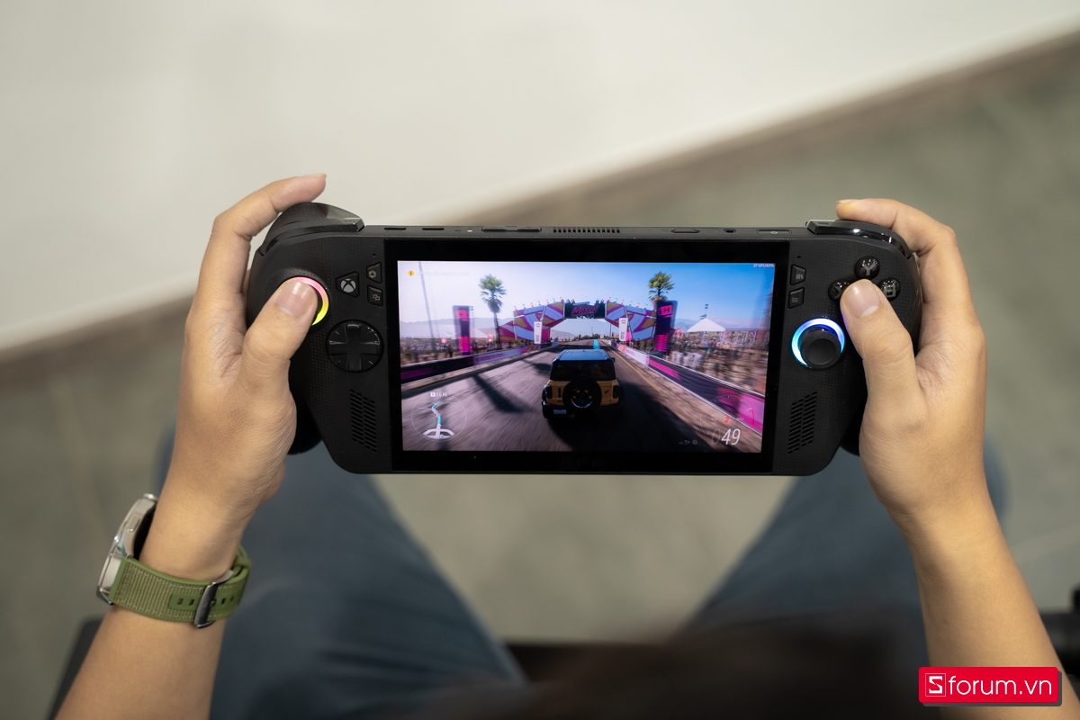 Trên tay máy cầm tay chơi game ROG Xbox Ally X