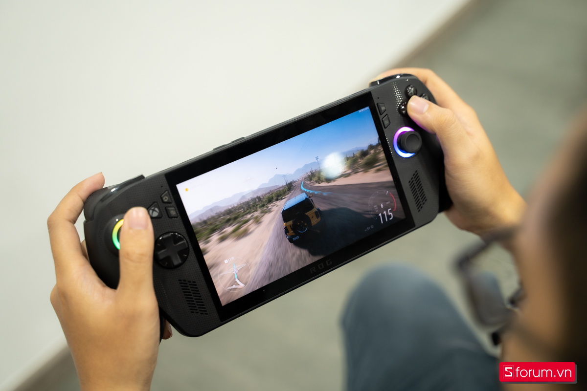 Trên tay máy cầm tay chơi game ROG Xbox Ally X