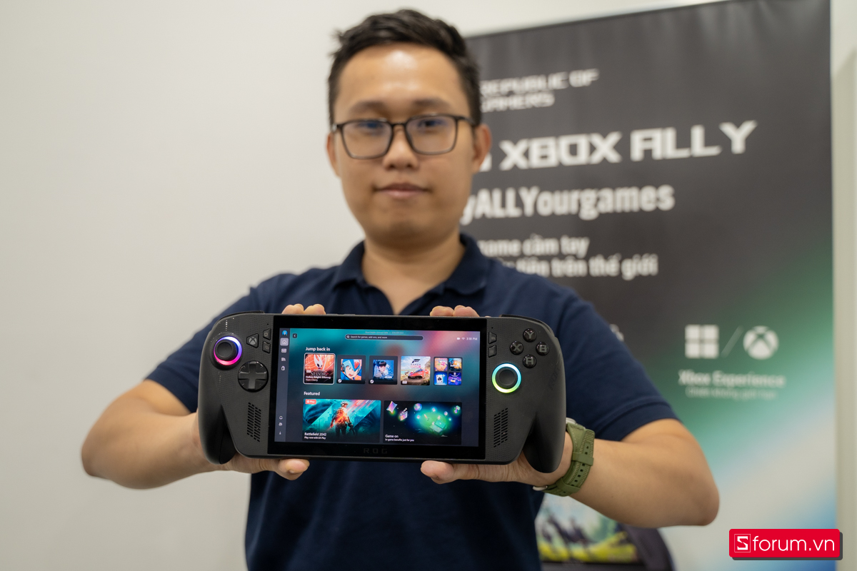 Trên tay máy cầm tay chơi game ROG Xbox Ally X