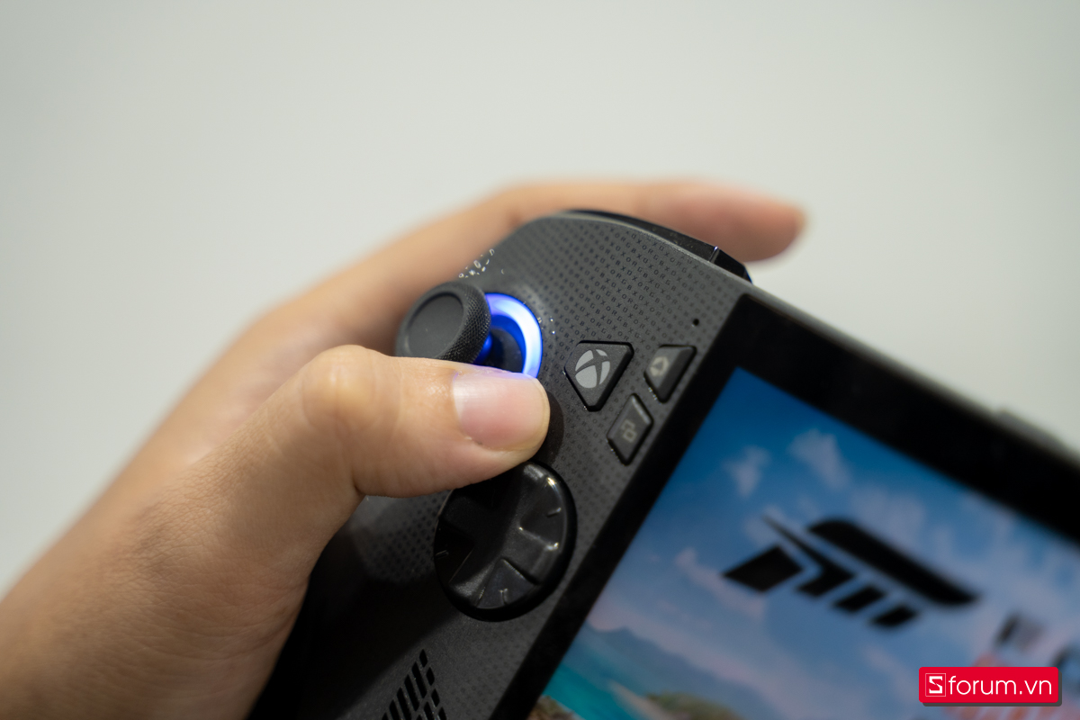 Trên tay máy cầm tay chơi game ROG Xbox Ally X