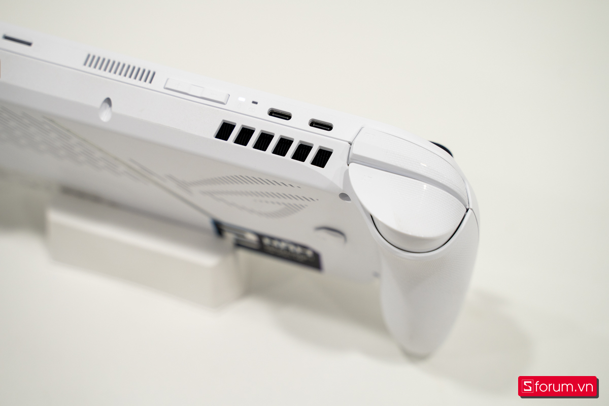 Trên tay máy cầm tay chơi game ROG Xbox Ally