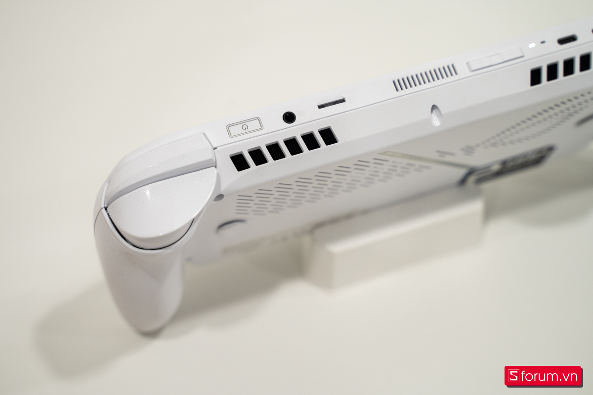 Trên tay máy cầm tay chơi game ROG Xbox Ally