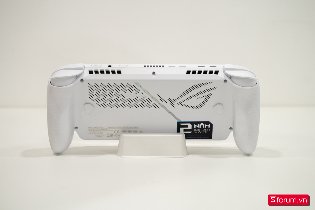 Trên tay máy cầm tay chơi game ROG Xbox Ally