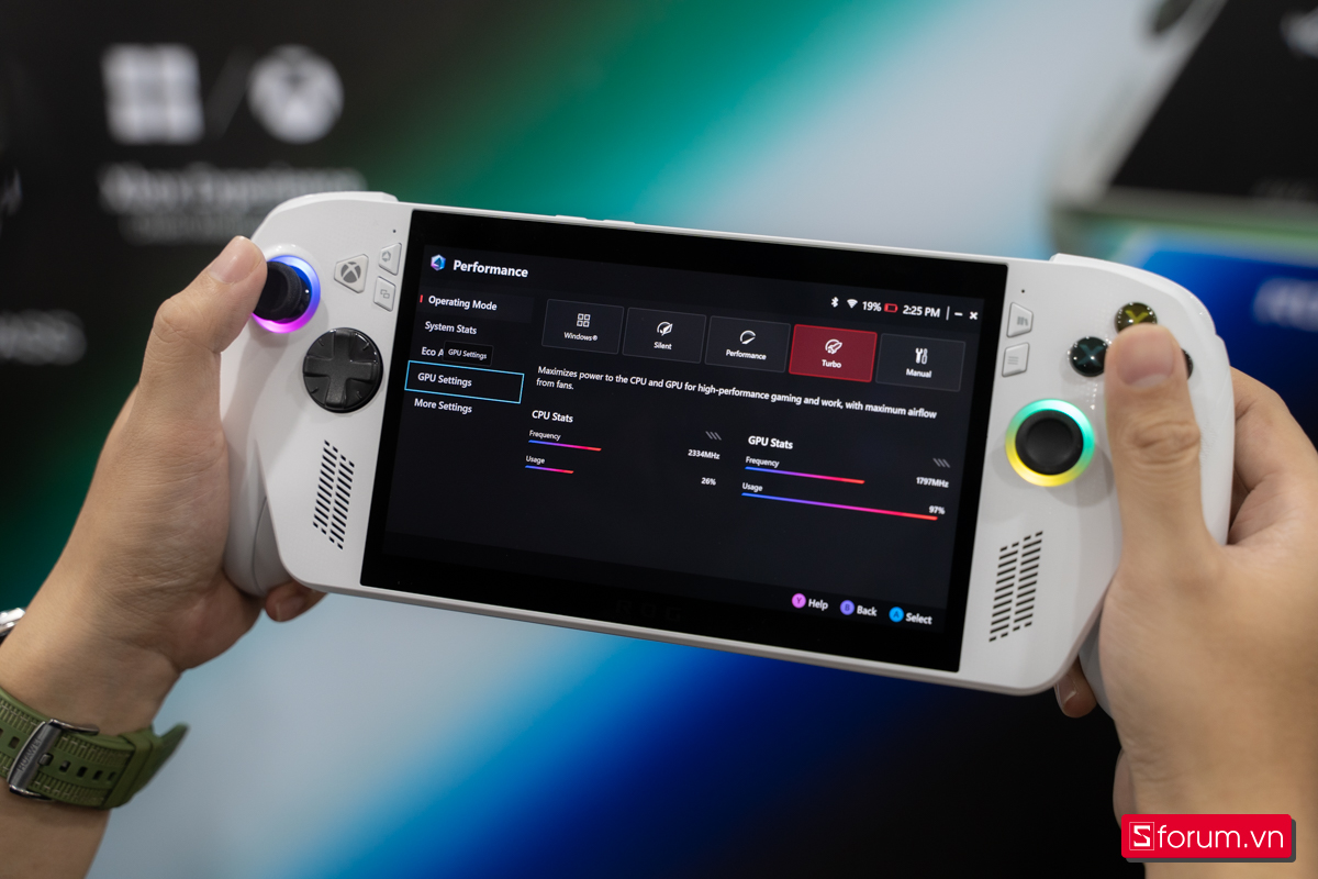 Trên tay máy cầm tay chơi game ROG Xbox Ally