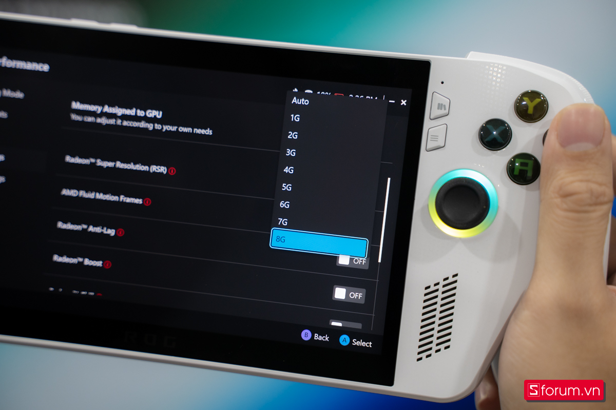 Trên tay máy cầm tay chơi game ROG Xbox Ally