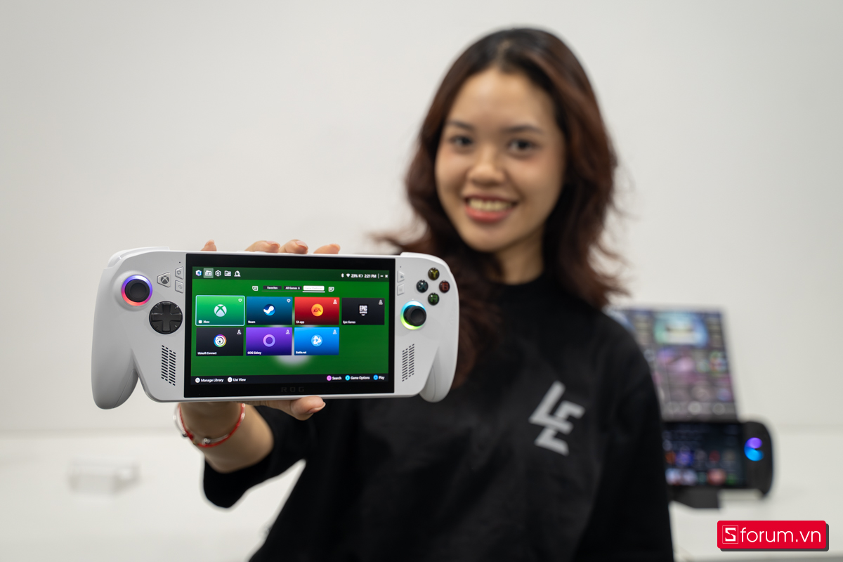 Trên tay máy cầm tay chơi game ROG Xbox Ally