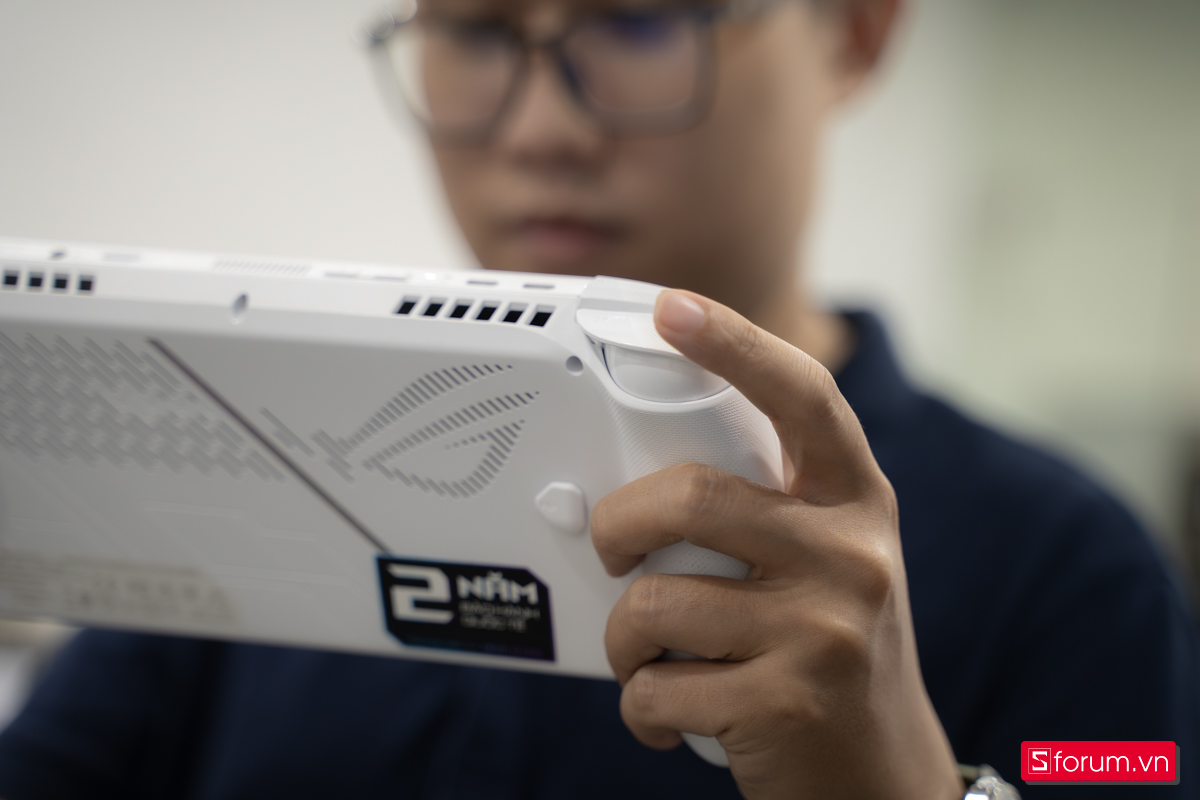 Trên tay máy cầm tay chơi game ROG Xbox Ally
