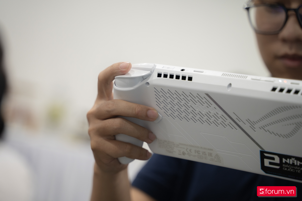 Trên tay máy cầm tay chơi game ROG Xbox Ally