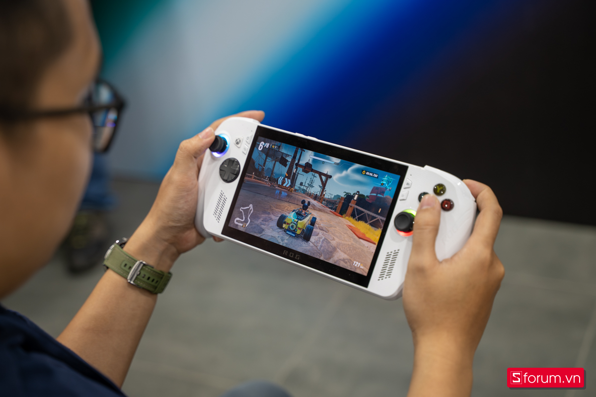 Trên tay máy cầm tay chơi game ROG Xbox Ally