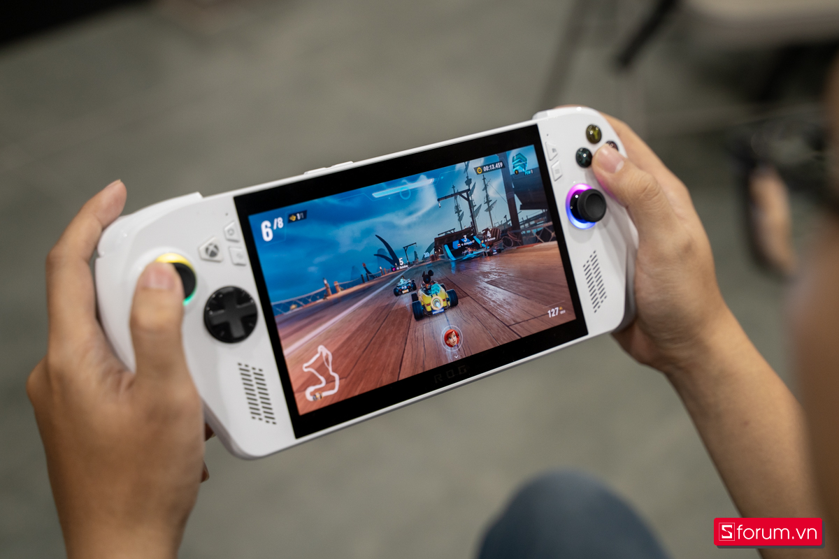 Trên tay máy cầm tay chơi game ROG Xbox Ally