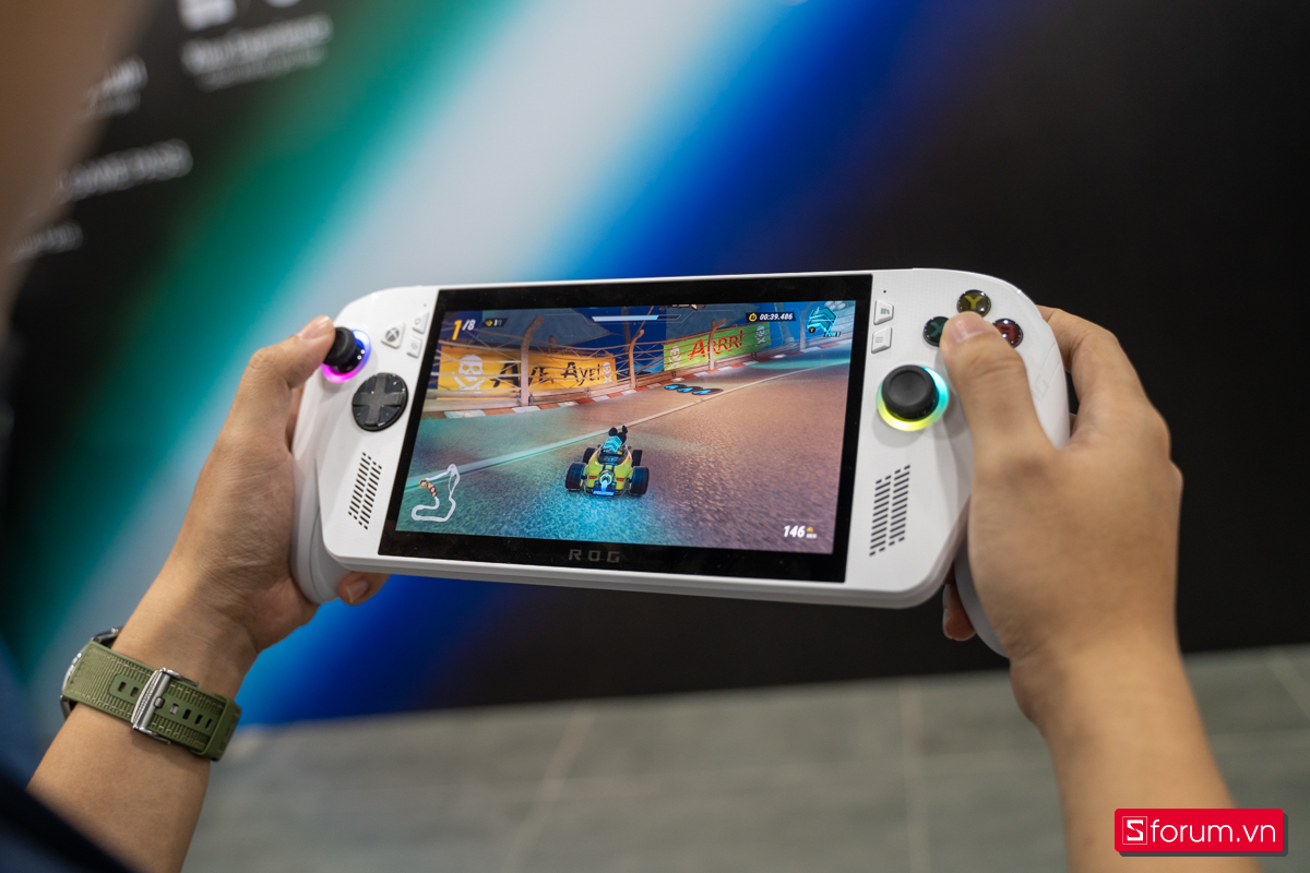Trên tay máy cầm tay chơi game ROG Xbox Ally