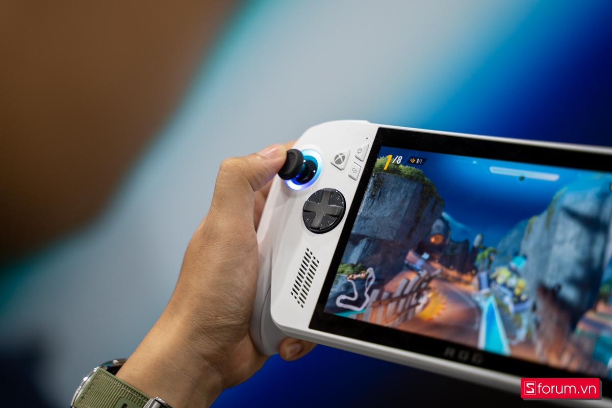 Trên tay máy cầm tay chơi game ROG Xbox Ally