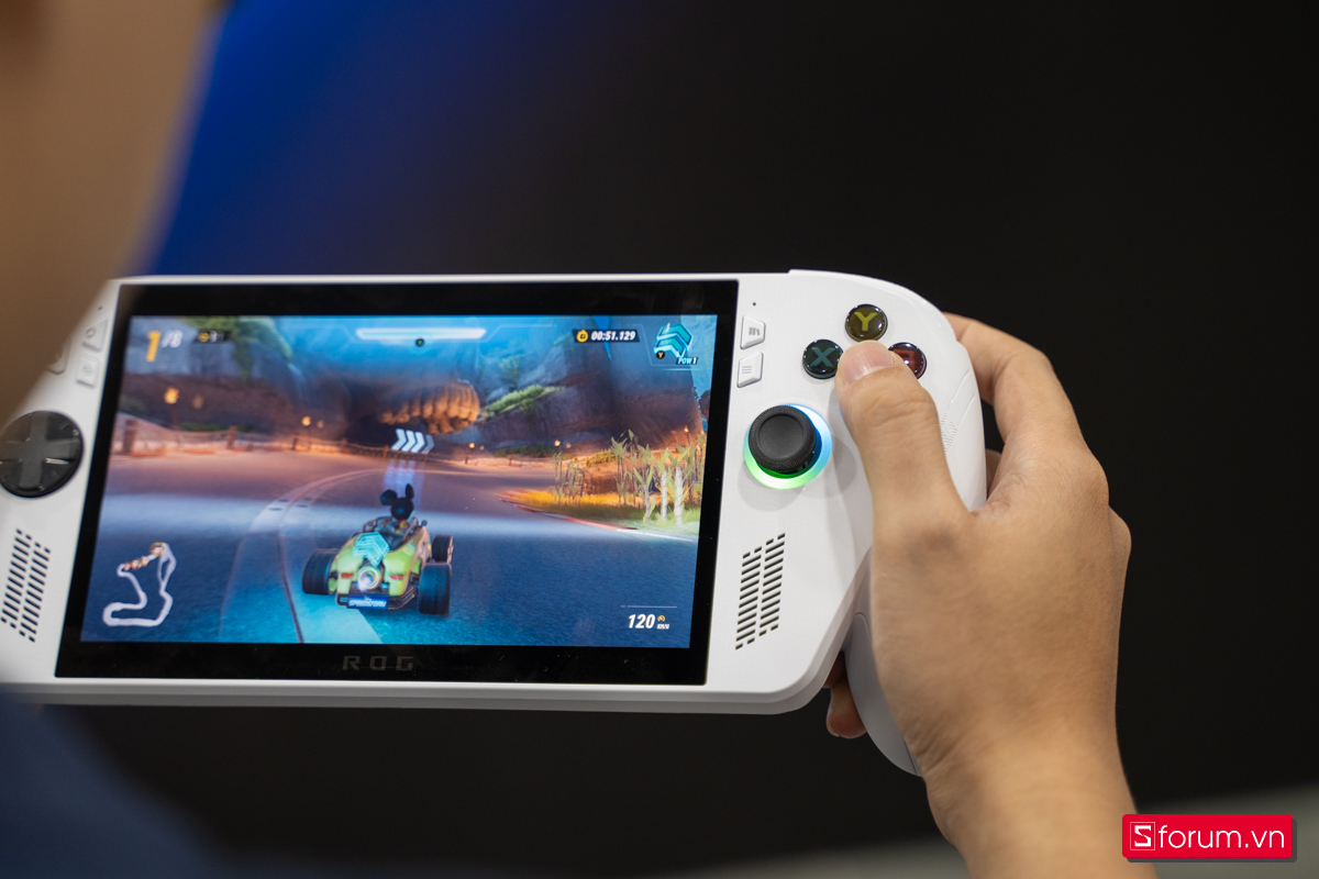 Trên tay máy cầm tay chơi game ROG Xbox Ally