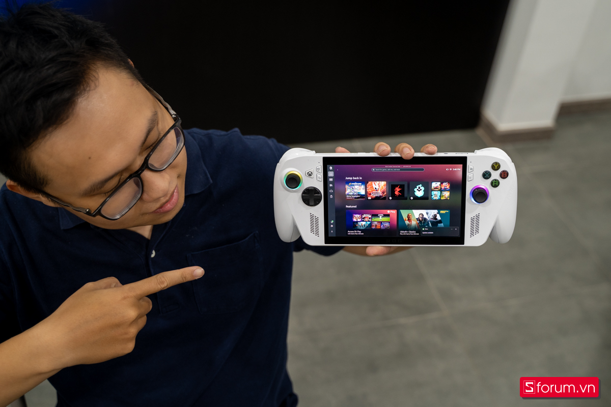 Trên tay máy cầm tay chơi game ROG Xbox Ally