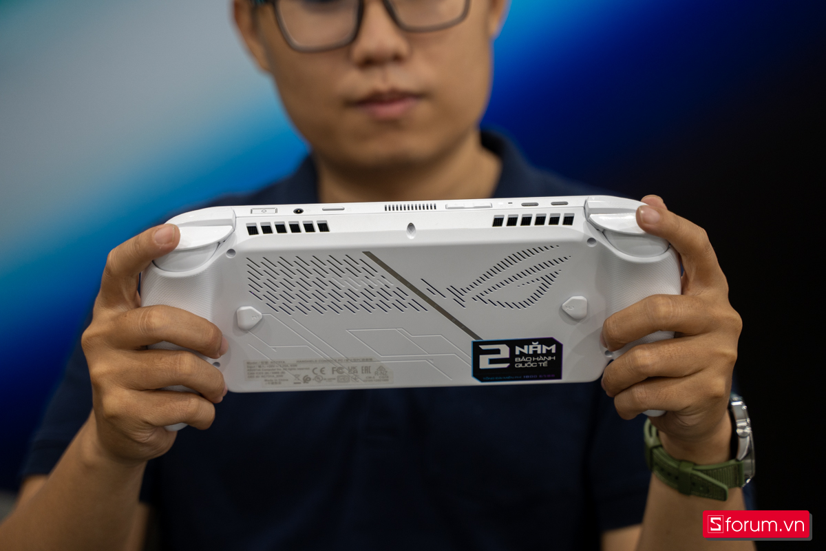 Trên tay máy cầm tay chơi game ROG Xbox Ally