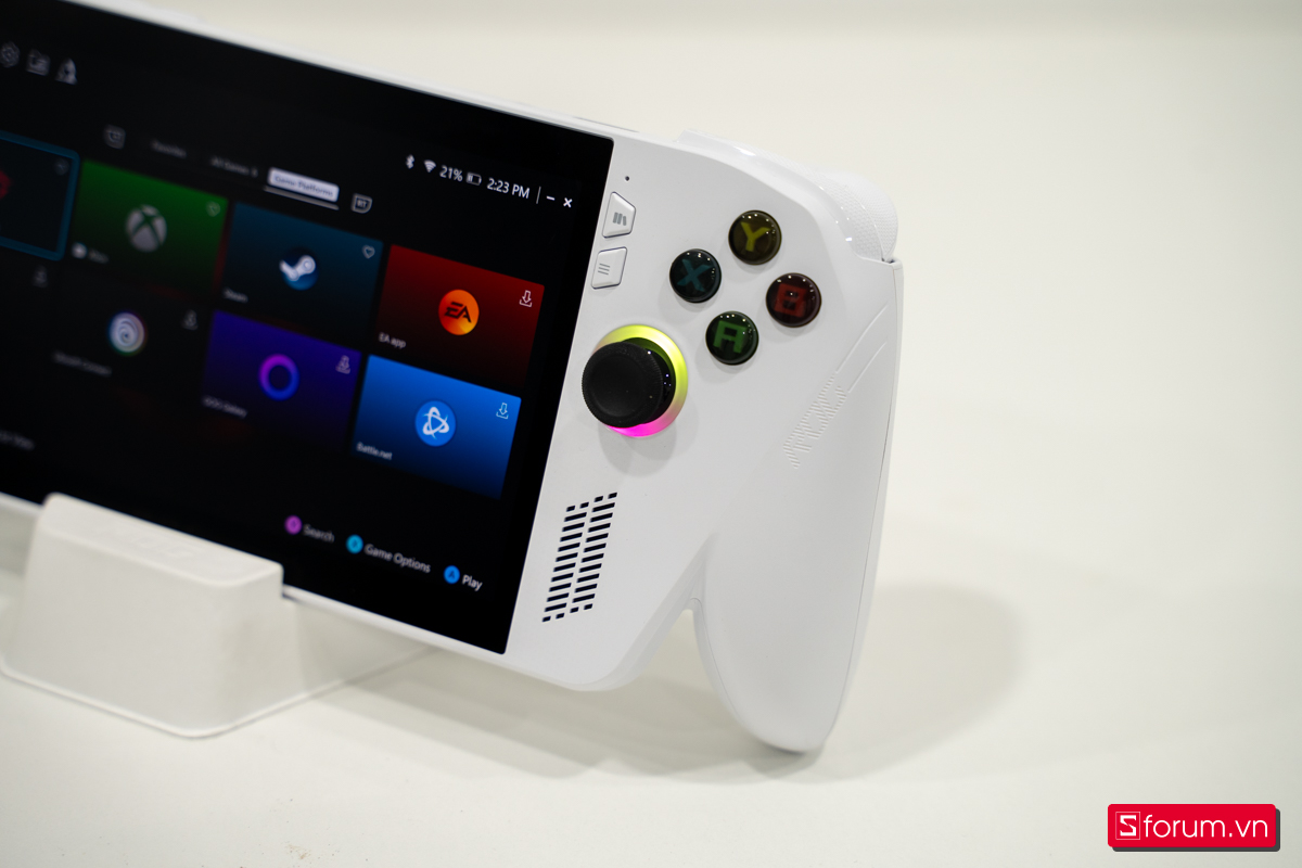 Trên tay máy cầm tay chơi game ROG Xbox Ally