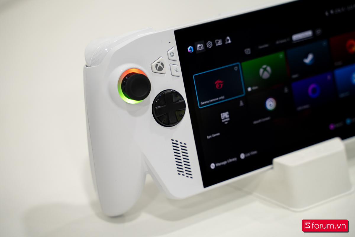Trên tay máy cầm tay chơi game ROG Xbox Ally