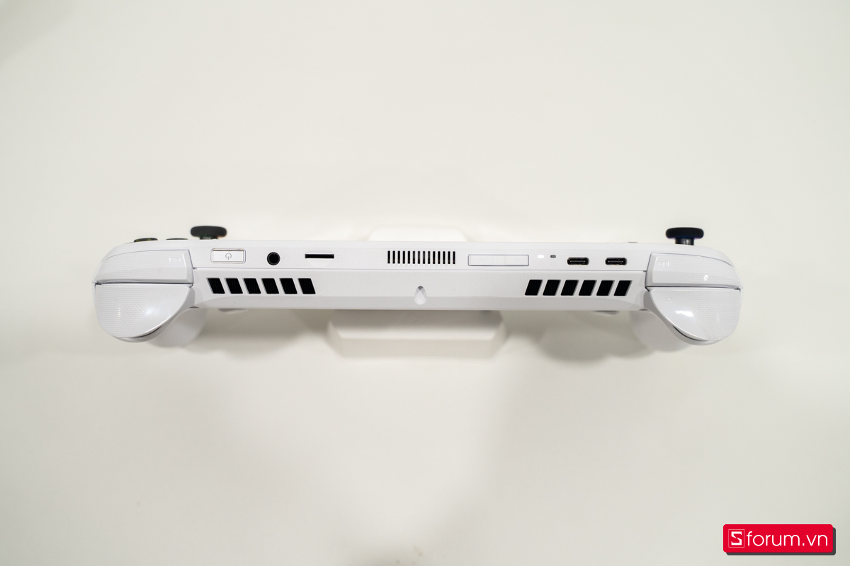 Trên tay máy cầm tay chơi game ROG Xbox Ally