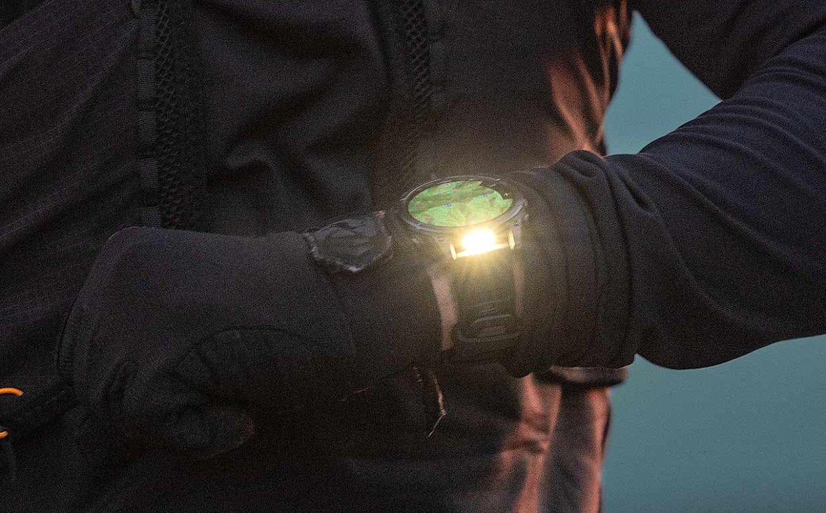 So sánh Samsung Galaxy Watch Ultra2 vs Garmin Fenix 8 về thiết kế
