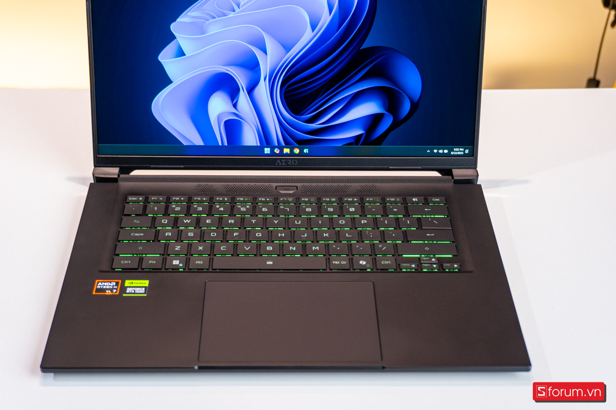 Trên tay Gigabyte AERO X16