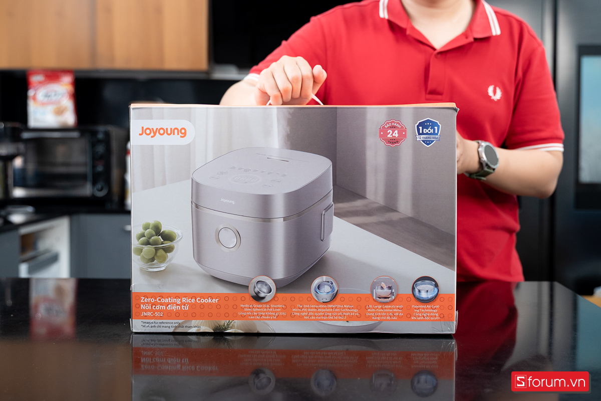 Trên tay nồi cơm điện Joyoung JNRC-502