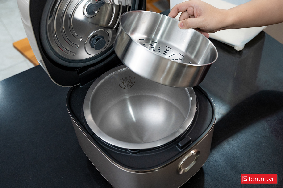 Trên tay nồi cơm điện Joyoung JNRC-502