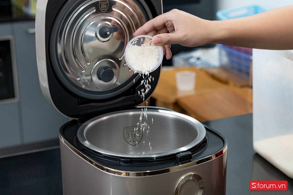 Trên tay nồi cơm điện Joyoung JNRC-502