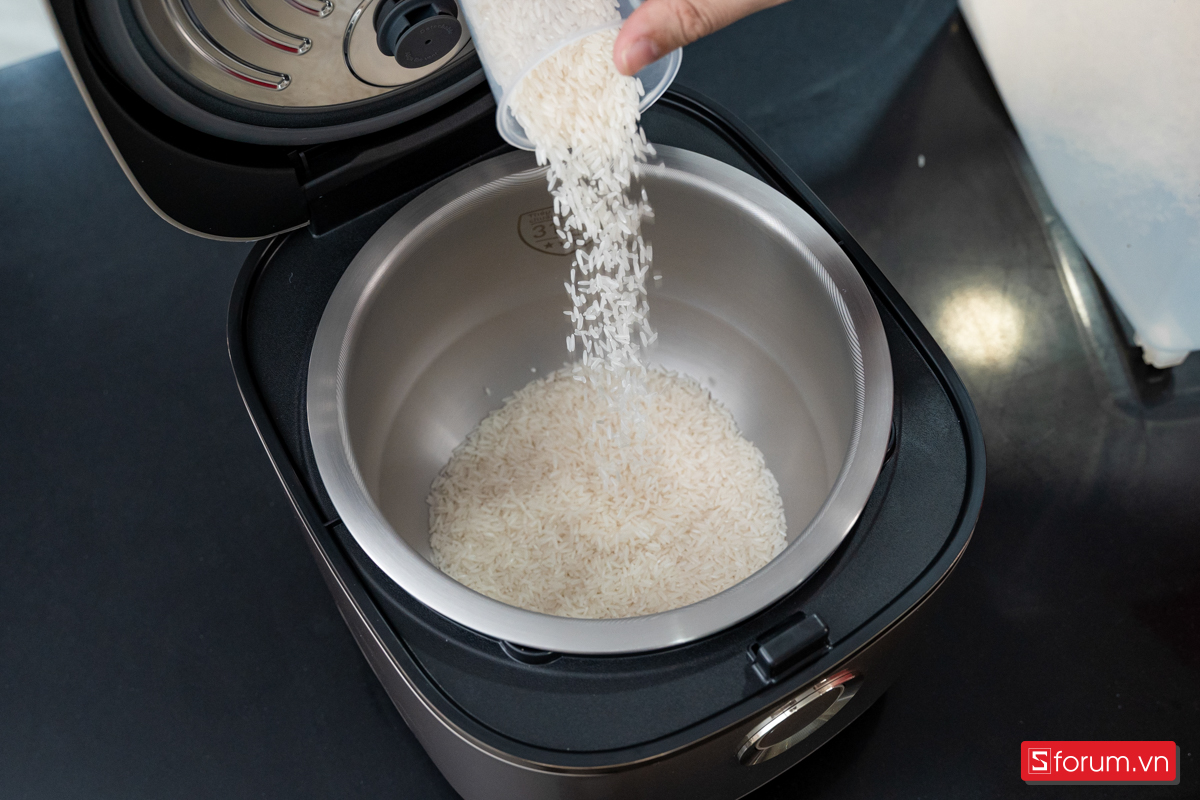 Trên tay nồi cơm điện Joyoung JNRC-502
